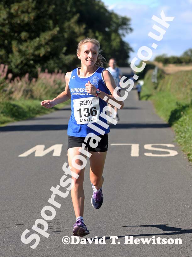 Michelle Holt (Sunderland Harriers) winning the womens 10k Run Northumberland Matfen. Photo: David T. Hewitson/Sports for All Pics